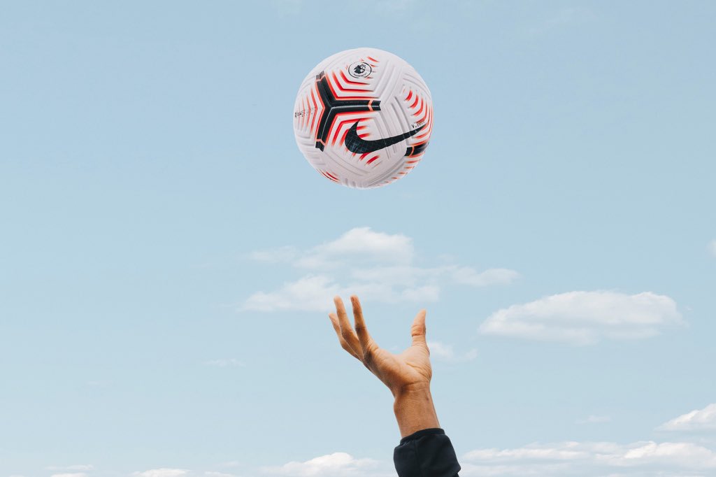 PanenkaSport's tweet photo. Premier League 2020/21 sezonunda kullanılacak topu tanıttı.
#PremierLeague × #Nike × #FlightBall https://t.co/7z6GaTA4Da
