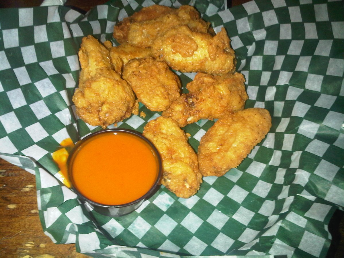 HalifaxWingman's tweet photo. Happy #NationalChickenWingDay! Here's a throw back pic of what were my favorite wings in Halifax quite some time ago - the Pogue Fado! I still miss that place. https://t.co/2leZMwU5Wp