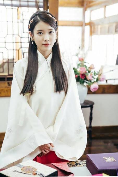 “ #IU's artistic sensibility & her grasp of the work are very good. I am stunned to know that her meticulous acting and singing are equally outstanding. She almost does not require guidance and she prepares her work for filming.”- Kim Kyu Tae, PD