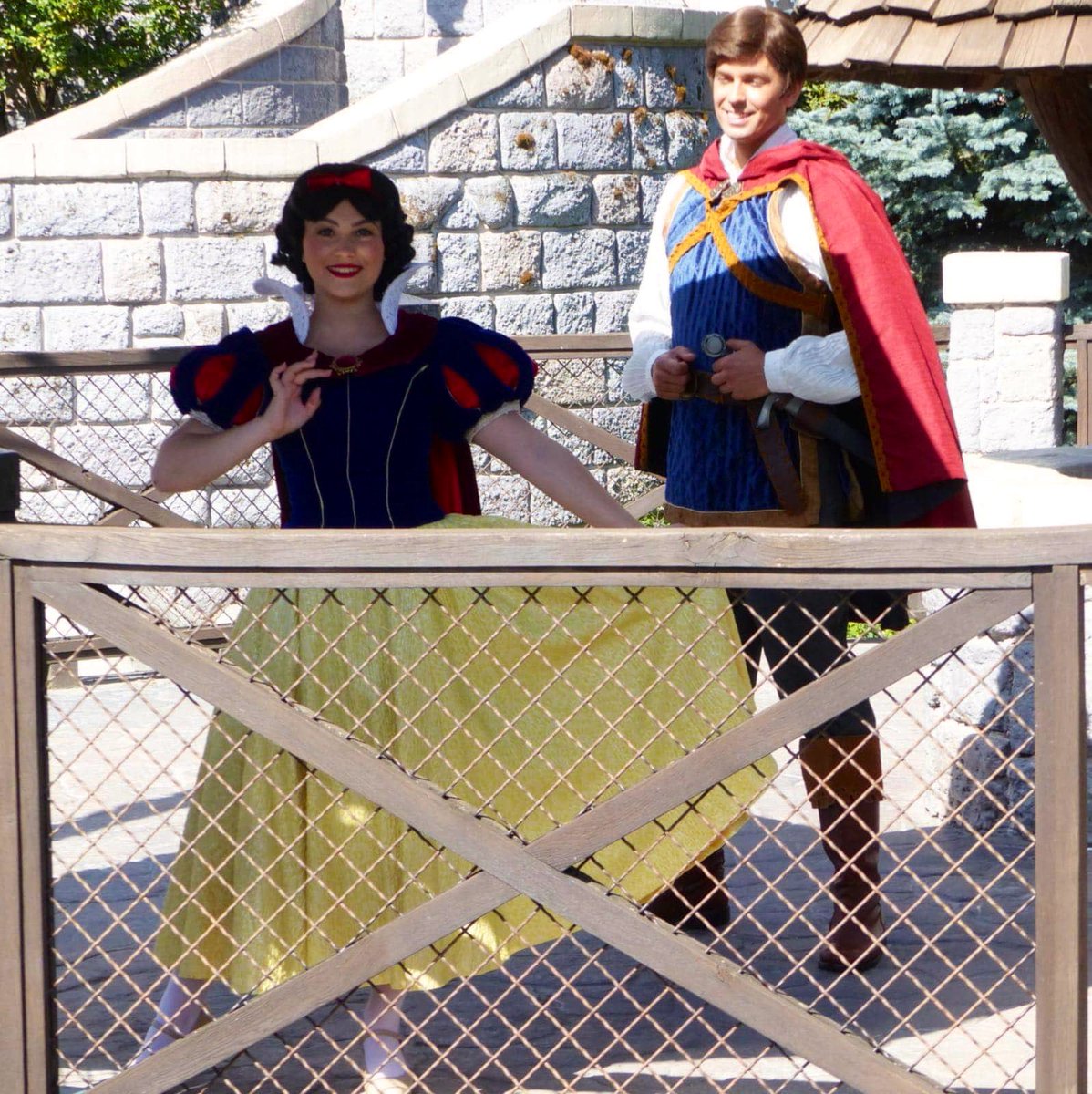 Today’s Royal encounters: Aurora on her way to Castle Courtyard and Snow White at the Wishing Well, + Princes of course.