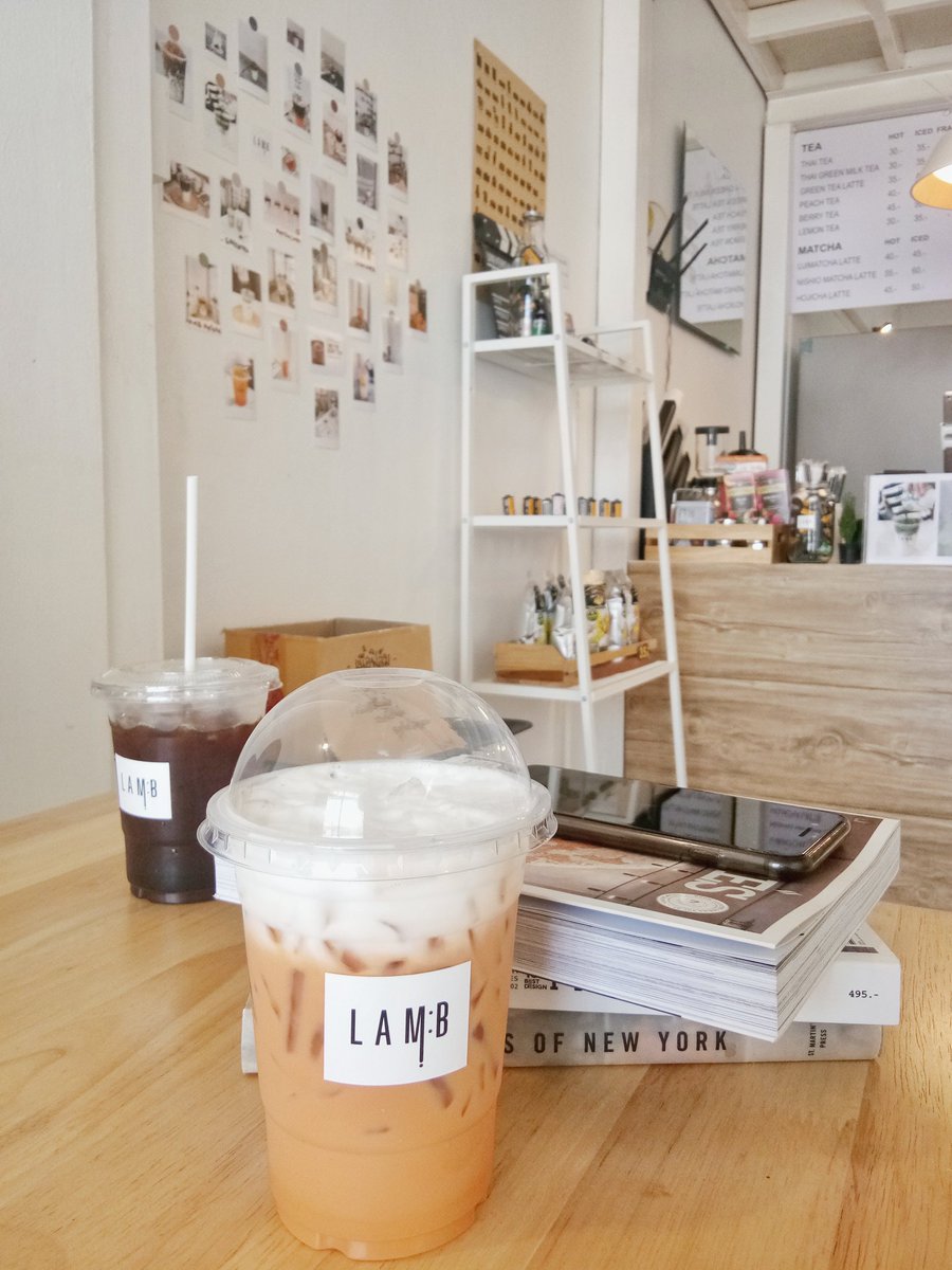 win_28's tweet photo. ☕ ใครสายชิวล์ สไตล์มินิมอล ชอบถ่ายรูปกล้องฟิล์ม นั่งในบรรยากาศ สบายๆ ร้านตกแต่งด้วยโทนสีขาวสบายตา มีกาแฟ เครื่องดื่มร้อน เย็น ปั่น พร้อมชาลาเวนเดอร์ ชาดอกเก๊กฮวยสีทอง ชามะลิ เป็นต้น #reviewud #รีวิวอุดร
📷 ที่นี่ยังมีขายฟิล์ม และบริการฝากล้างกล้องฟิล์มด้วยนะ #รีวิวอีสาน https://t.co/uFUioICL3Z