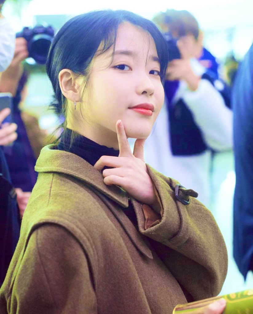 “ #IU has a certain “force“ within her. It is an honor to have been able to write lyrics for IU and heard her sing them, especially after listening to the lyrics she wrote for “Knees”.- Jennifer E. Kim, Lyricist