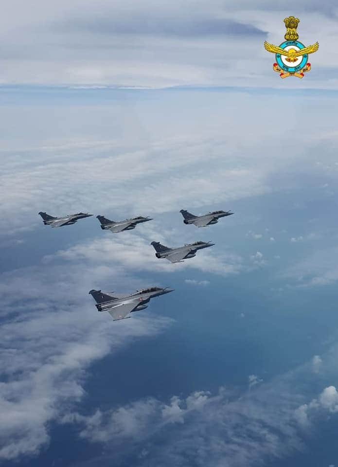 Moumita74539791's tweet photo. #Rafale হায় হ্যায় ক্যান দেখতেই পাইতাছি না ,,,😭 https://t.co/L1FlIA0lxD