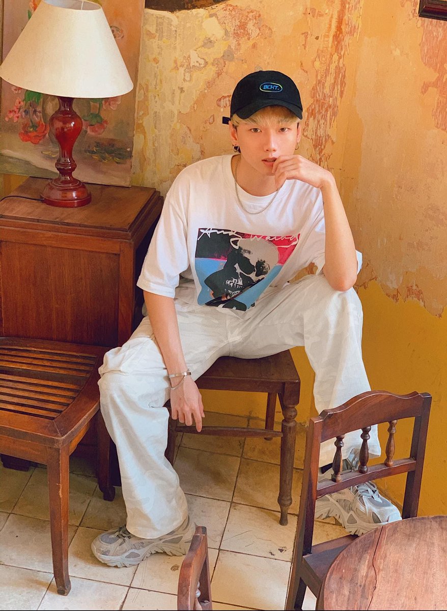 Flordelsol_2702's tweet photo. [29.07.2020] An Quang Huy update FB

Does the white suit make you worried ???? 🥰

P/s: I know that the outfit is not related to the background but I still tried it ........ 🥀
Translate: Navie
Update: Rainey
Retweet+hashtag
#D1Verse #Flordelsol https://t.co/cVyq9G5Etc