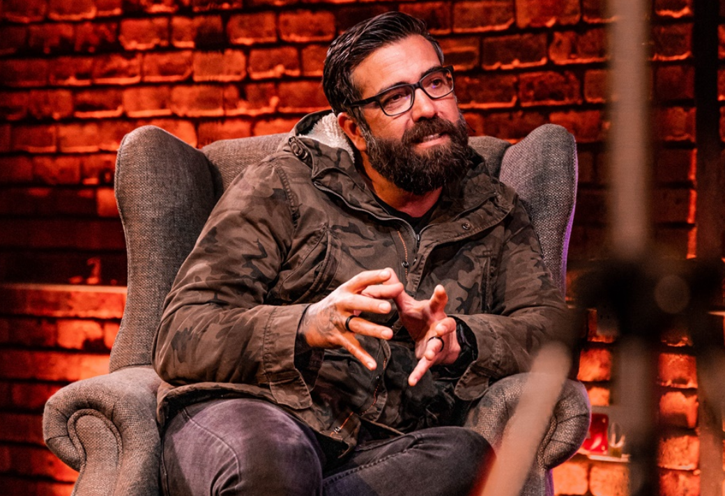 huisgenoot's tweet photo. Jo Black en die Jacaranda-omroeper @thedannypainter is op ’n missie! So versprei hulle positiwiteit https://t.co/JHsProdk4r https://t.co/qqpFzZINJA
