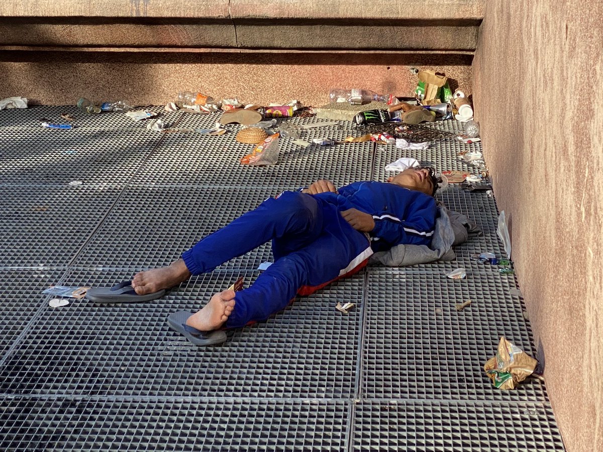 BertrandPancher's tweet photo. Évacuation d’un camps de #Migrants à Aubervilliers. Une nouvelle fois. On déplace le problème malgré la promesse d’ @EmmanuelMacron . Pendant ce temps les foyers d’accueil sont saturés/des familles que l’on expulsera jamais. Quand auront nous le courage de les régulariser ? https://t.co/cV0AVNkh1O