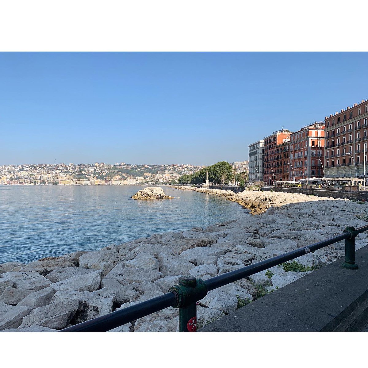 SusyVelotti's tweet photo. 29 luglio ore 8:30, nulla avevo solo bisogno di respirare dopo mesi. 

Regalarsi  questo  spettacolo quando non c’è nessuno non ha prezzo.

#napolidavivere❤️ https://t.co/Sa5bheHao6