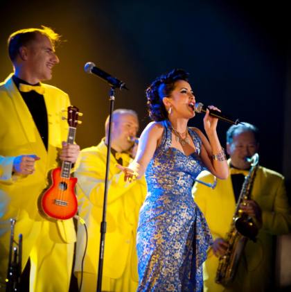 RebeccaGrant4's tweet photo. This. Today. At 8:30pm. I sharen't be singing but will be interviewed with the boys in yellow. The @jiveaces live on fb #jivestream the show must go on...line 😊😘 https://t.co/HJI59C4loK
