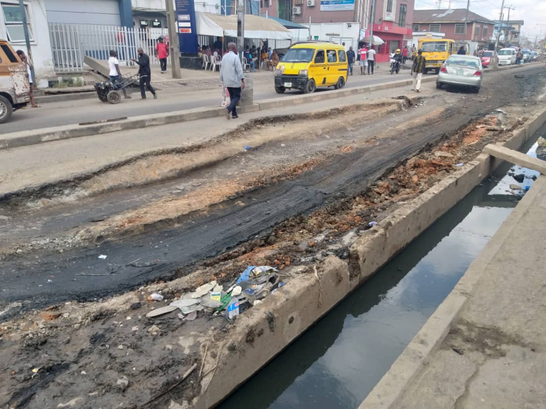 ymonitorng's tweet photo. This is Lawanson road, this failed portion is Zamba Bus-stop, @LSPWC_Official and @Followlasg, this is to draw your attention to the situation of this road which has made live difficult for commuters.
This road needs urgent attention!
#YMonitor
#NaRoadBeThis
#FixThisPotHole https://t.co/CyfSDjWC5g