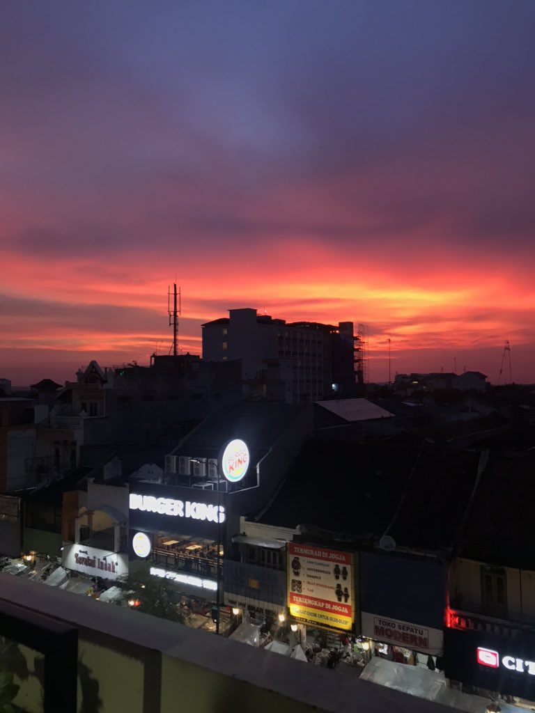 itsanitaaaa's tweet image. Ini foto sebelum pandemi di balkonnya kfc malioboro mall, beruntung bgt dapet senja segitu bagusnya Masyaallah:))