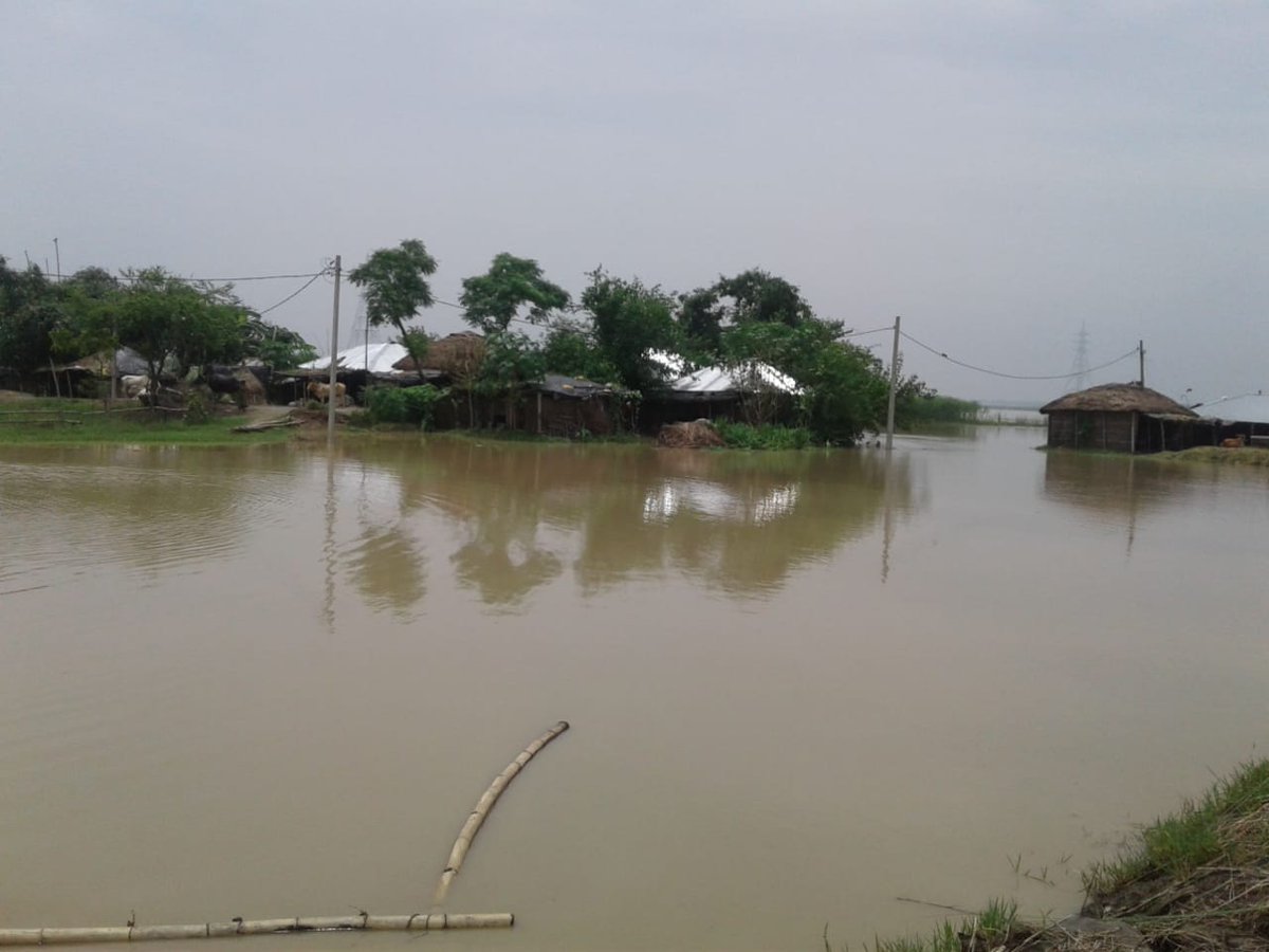 Magadhfdn's tweet photo. #BiharFloods #KosiFloods #SupaulDistrict
@NitishKumar @BiharCMOffice @SushilModi  @BMGFIndia @MSF_Ind @tatatrusts @on_india  किशनपुर प्रखंड मौजहा में 500 सुपौल प्रखंड के बसबिट्टी पंचाय�� के मुसहरनिया और बलवा बैरिया में 1,000। ज़िला सुपौल, बिहार राज्य । कुल 3,600 परिवारों को मदद . https://t.co/KHK6bTFVvK