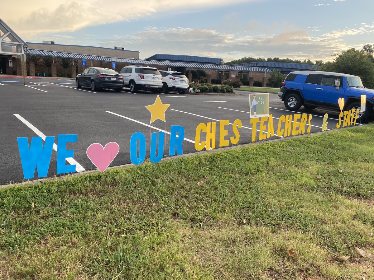 A message from the community this morning was waiting for our staff. Welcome back! ⁦<a href="/ChestateeES/">Chestatee Elementary</a>⁩ ⁦<a href="/FCSchoolsGA/">Forsyth County Schools</a>⁩  Wondering who is sharing positive words?  Mmmm... ⁦<a href="/BrownsBridge/">Browns Bridge</a>⁩