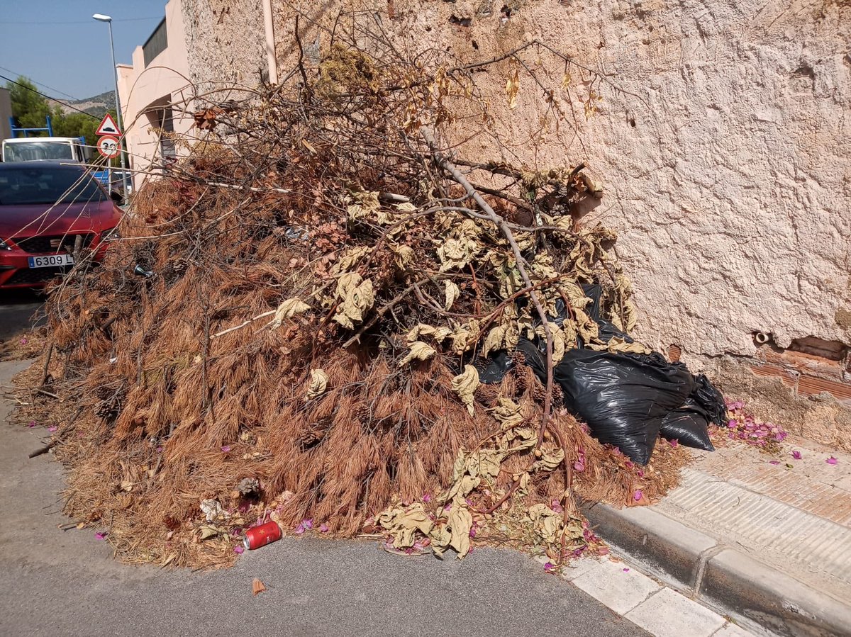 TeresaMalegre1's tweet photo. @monicagallardo va ser l’única que m’ha respost preocupant-se . L’informo que a les botigues de Sitges estem pitjor.Hi ha vidres per la calçada d’una bossa que la va trepitjar un cotxe,tenim a tope els pocs contenidors que tenim,per cert davant del parc infantil . Què podem fer? https://t.co/mL7d1ru33c
