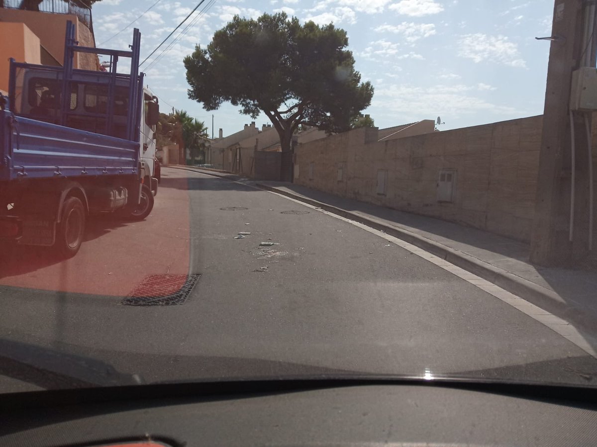 TeresaMalegre1's tweet photo. @monicagallardo va ser l’única que m’ha respost preocupant-se . L’informo que a les botigues de Sitges estem pitjor.Hi ha vidres per la calçada d’una bossa que la va trepitjar un cotxe,tenim a tope els pocs contenidors que tenim,per cert davant del parc infantil . Què podem fer? https://t.co/mL7d1ru33c