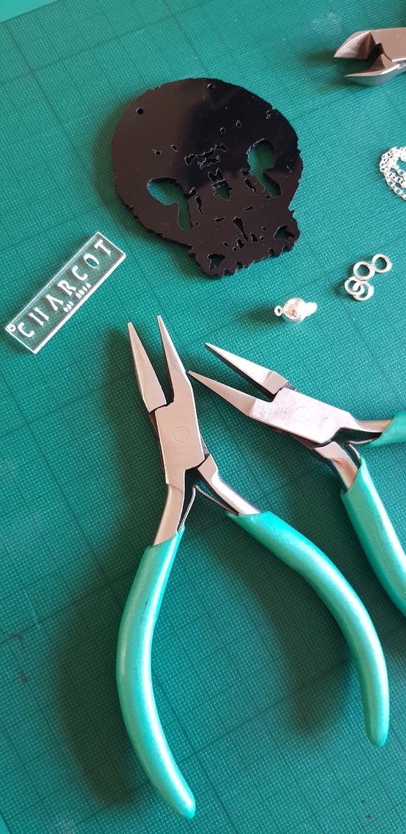 charcotstudio's tweet image. This mornings work done...a laser cut Brain Skull necklace made up &amp;amp; ready to go to it&apos;s new home! 🧠💕 #charcotstudio #bts #makingMSvisible #makingMSwearable #redesigning #MRIscans #brainskullnecklace  #lesioneyes #innovative #MSawareness #stopMS #togetherwecanbeatMS