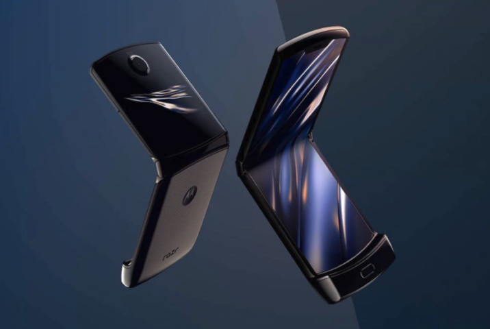 JournalDuGeek's tweet photo. Motorola RAZR 5G : un avant-goût de la seconde version du smartphone pliant https://t.co/dneXeihSKU https://t.co/rVGqmbLBpz