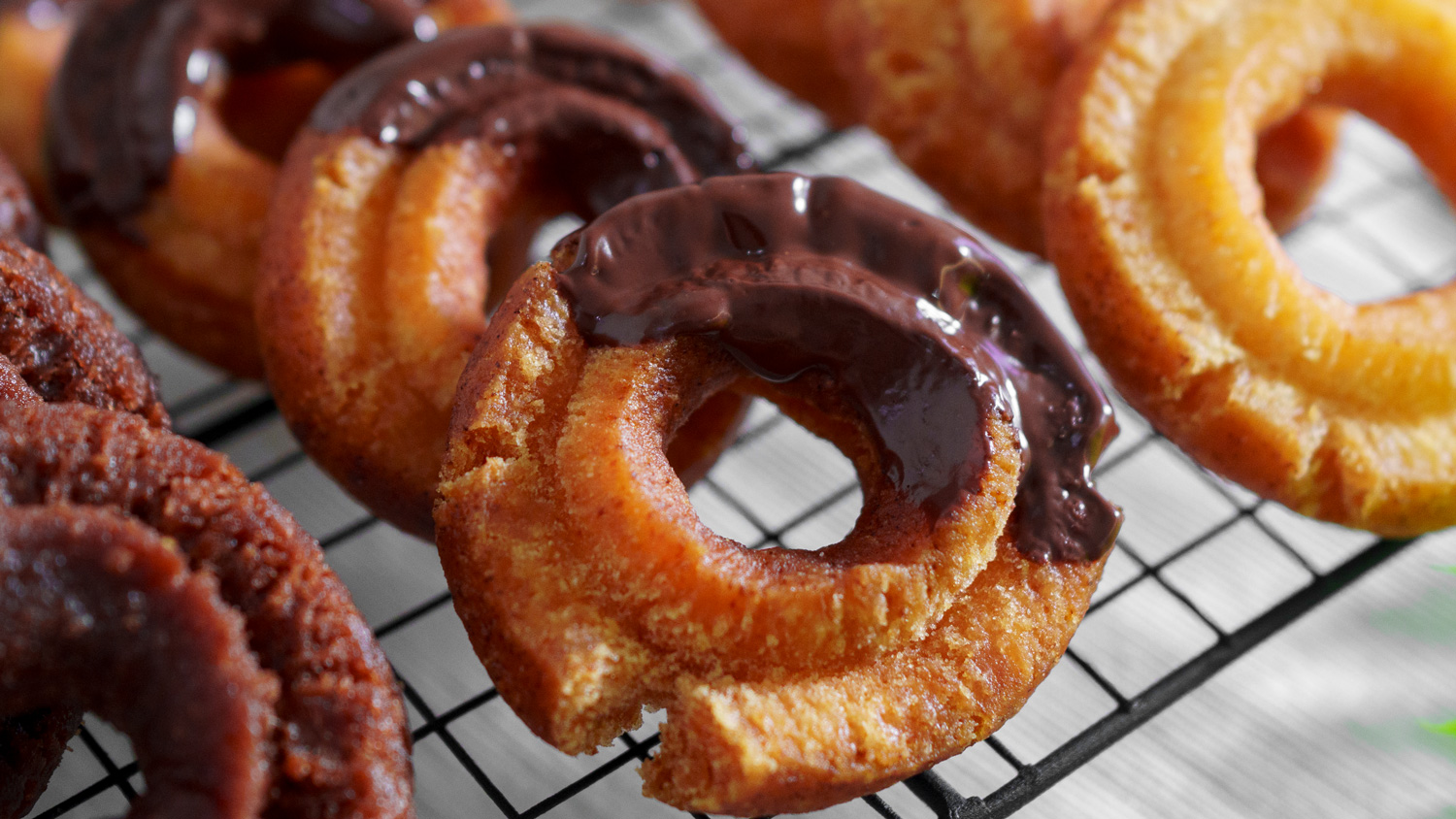 Oyatsu Lab おやつラボ 今日のおやつ あのオールドファッションドーナツをわずか10円で作りました 材料もお家である物で出来ちゃう 外はサクサク 中はふんわり 3時のおやつの定番です おやつラボ オールドファッションドーナツ 再現レシピ