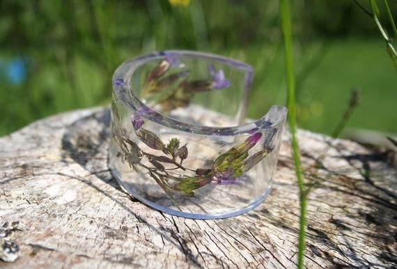 Find out more about this week's #CreativeBizHour winner <a href="/LLunestudio/">LapinLunestudio</a> buff.ly/2OYzM0D Wild flowers in a beautiful resin cuff bracelet. #giftsforher #SmallBiz