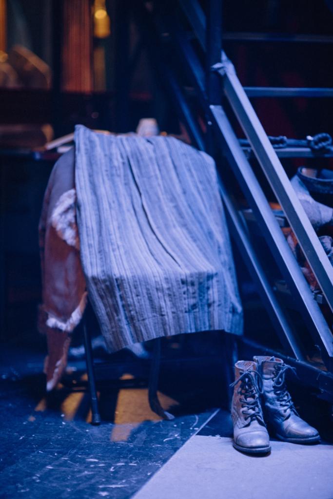 El equipo de vestuario prepara los cambios rápidos para que el ritmo de la función no decaiga nunca #osechamosdemenos 
📷Laura Enrech