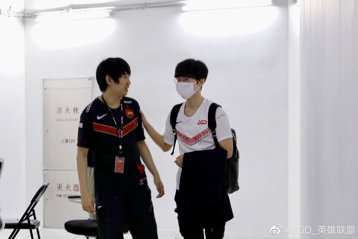 LGDgaming's tweet photo. Thanks for the strats @FPX_Esports 🤝 😛 Everyone is ready to go!
Playing Game number 1 now!
Twitch: https://t.co/qqG2IGA1BO
YouTube: https://t.co/FgMwVEwSDw
#LGDGaming #LGDLOL #LGDWin https://t.co/O0NHko7vRh