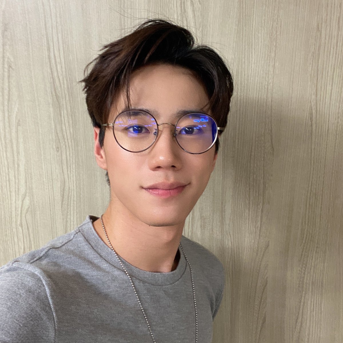 처음으로 일할때 안경 쓰니까 
낯설다.