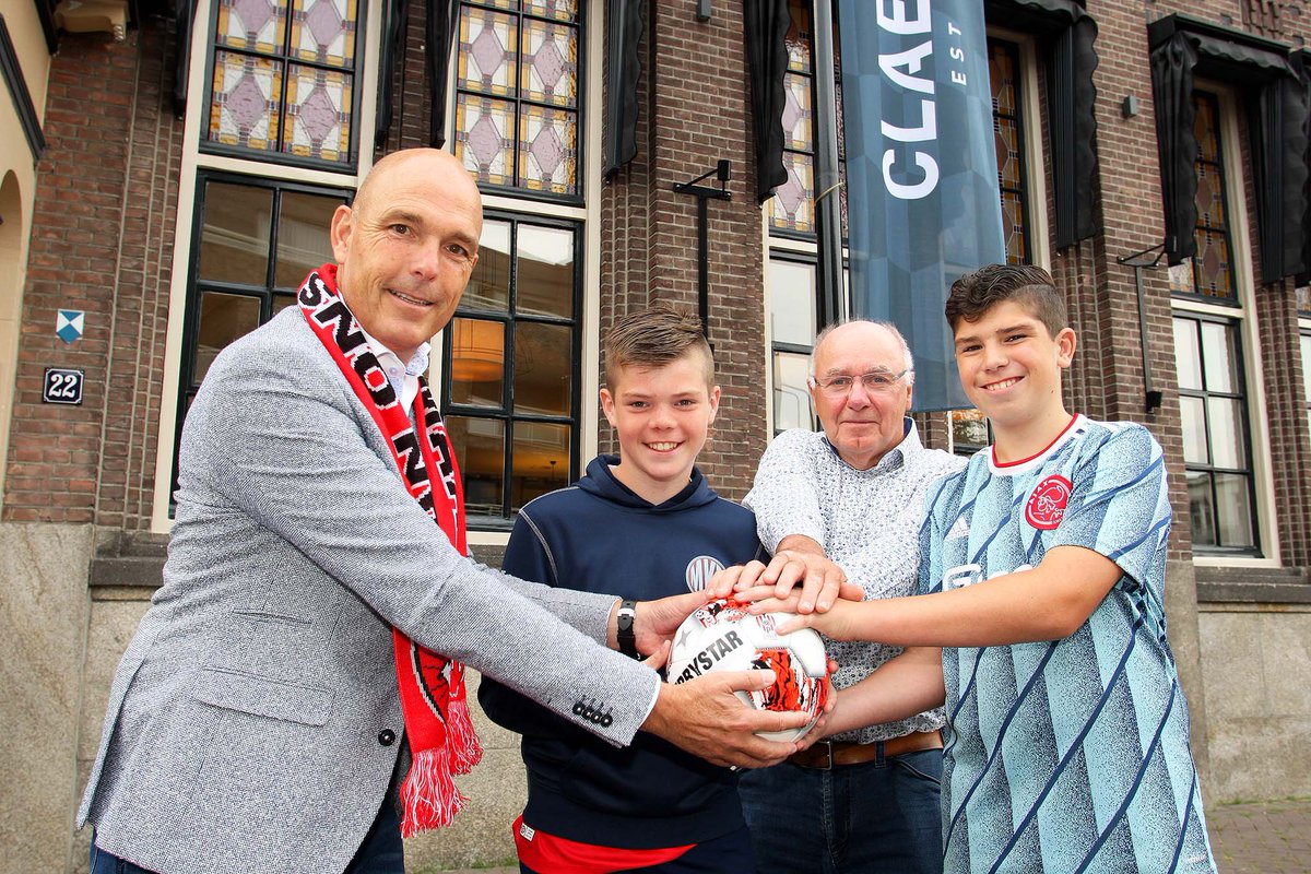 topossofficial's tweet photo. De wedstrijdbal van TOP Oss - FC Den Bosch wordt hier geschonken uit de handen van Pieter-Bas Timmerman namens Claeren aan Harry Hendriks en zijn kleinzonen. Harry is oud sponsor van de club en zit iedere thuiswedstrijd op de tribune met zijn kleinzoons. https://t.co/KjyzLsxm9O https://t.co/Hl9E7eYK8y