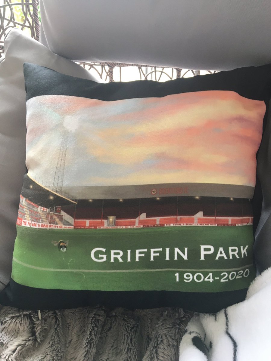 Debbee75's tweet photo. Watching the last game from my bee-loved Griffin Park at home in Chepstow tonight...Farewell GP...memories to treasure for a lifetime ๐ญ๐โฝ๏ธโฅ๏ธ #FarewellGriffinPark #BrentfordFC #BRESWA #COYB #NewRoader #PlayOffs #EFLChampionship #UpTheBees #BeesFans #ChepstowBees #Redbubble https://t.co/d2JIDP84iS