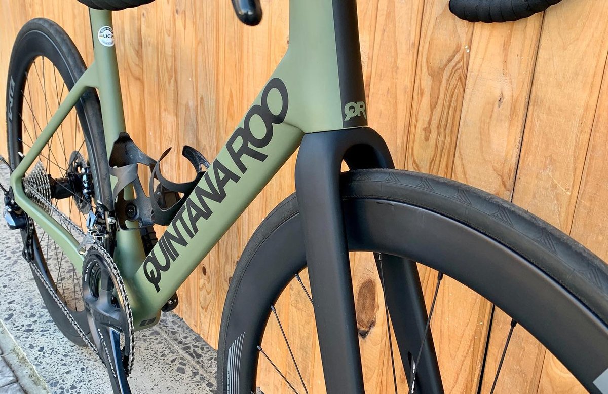 quintanarootri's tweet photo. Triathletes need road bikes, too. Especially UTI legal ones.
.
.
πΈ @themarcprice
.
.
#repost #srfive #srseries #qr #quintanarootri #triathlon #aeroroadbike #roadbike #triathlontraining #tritraining #triharder #performance #ironman #newbikeday https://t.co/3AZ1psU8p7