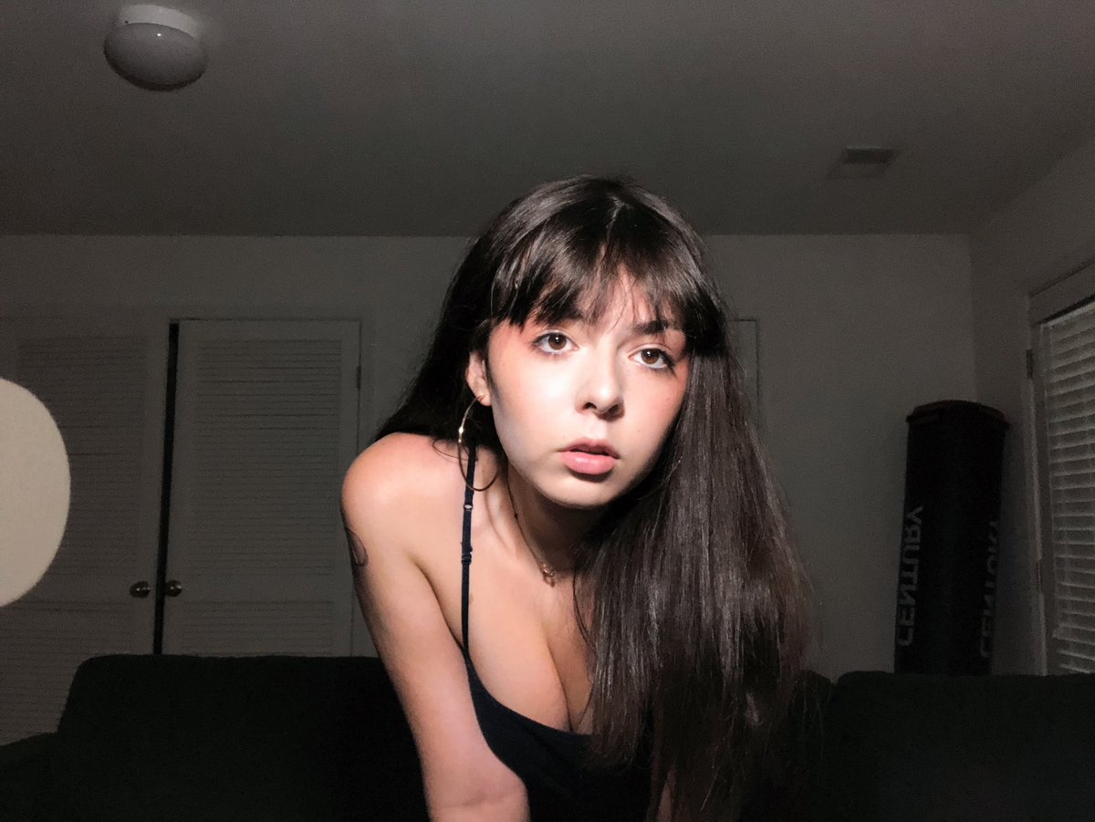 Ezszy's tweet photo. My hair HAS BEEEN STARIGHTWNNENNDNDHSGSJFHWVGSJDVWJDJ I HATE THIS DIDVJWFJJWVE https://t.co/SKKSYEXXfk