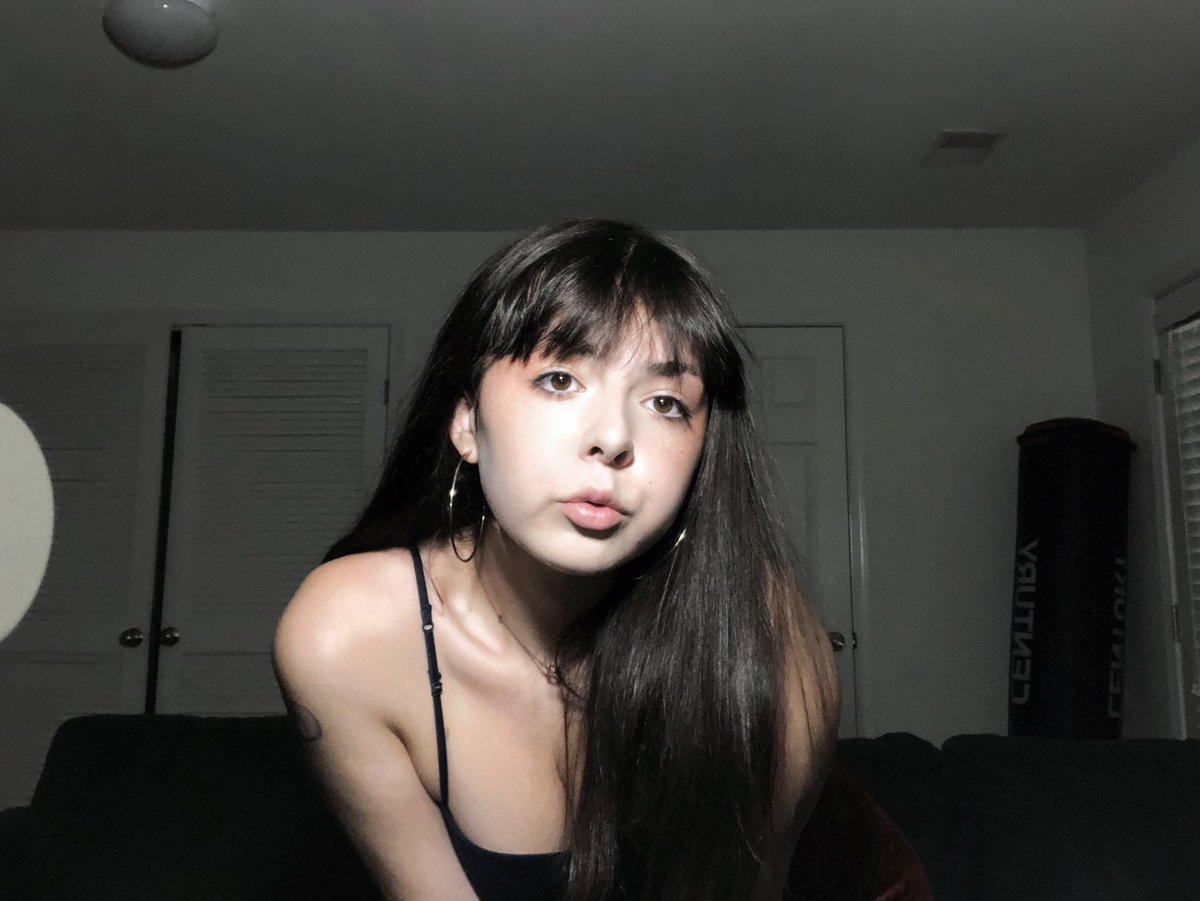 Ezszy's tweet photo. My hair HAS BEEEN STARIGHTWNNENNDNDHSGSJFHWVGSJDVWJDJ I HATE THIS DIDVJWFJJWVE https://t.co/SKKSYEXXfk