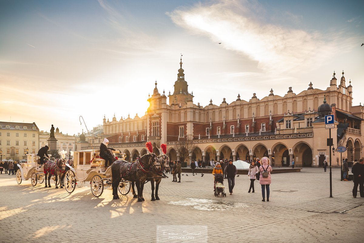 emmasamuelphoto's tweet photo. Today's photo was from our trip to Krakow in March 2018. This is Market Square and the Cloth Hall.
-
-
#krakow #poland #marketsquare #clothhall #travel #holiday #sightseeing #lovephotography https://t.co/1fkttN5XPY