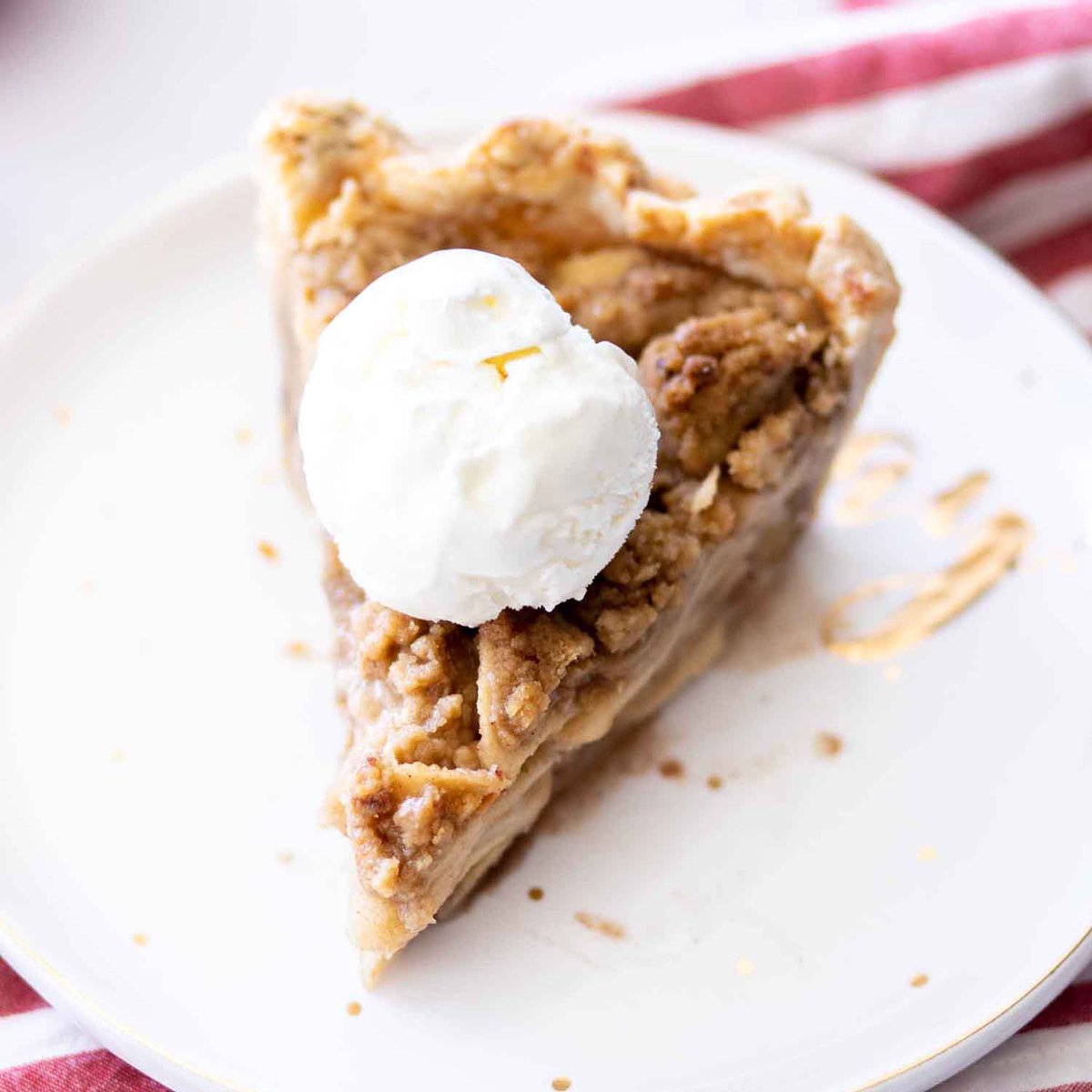 ALatteFood's tweet photo. #sponsored If you love all things sweet and salty, this American Cheese Apple Pie with a Crumb Topping should be on your ‘to bake’ list. Made with @TheCooperCheese, the sharp white American complements the apple filling perfectly #CooperSharp #CooperCheese https://t.co/gsnI5CHbU7 https://t.co/TVG5V7NlxS