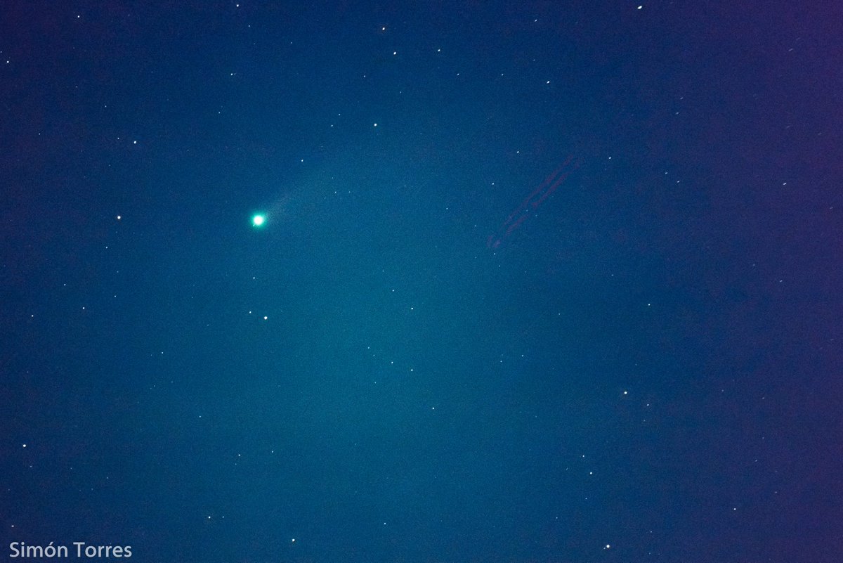 simonneftali's tweet image. Este fue mi ultimo intento de fotografiar el #cometa #NEOWISE que nos llego bastante débil. Es una combinacion de 100 imagenes de 1.3 segundos cada una usando #deepskystacker. Desde el camino a #chungungo #LaSerena @LaSerena_Chile @cbaorion @limitedesuceso @CamiCastroRojas