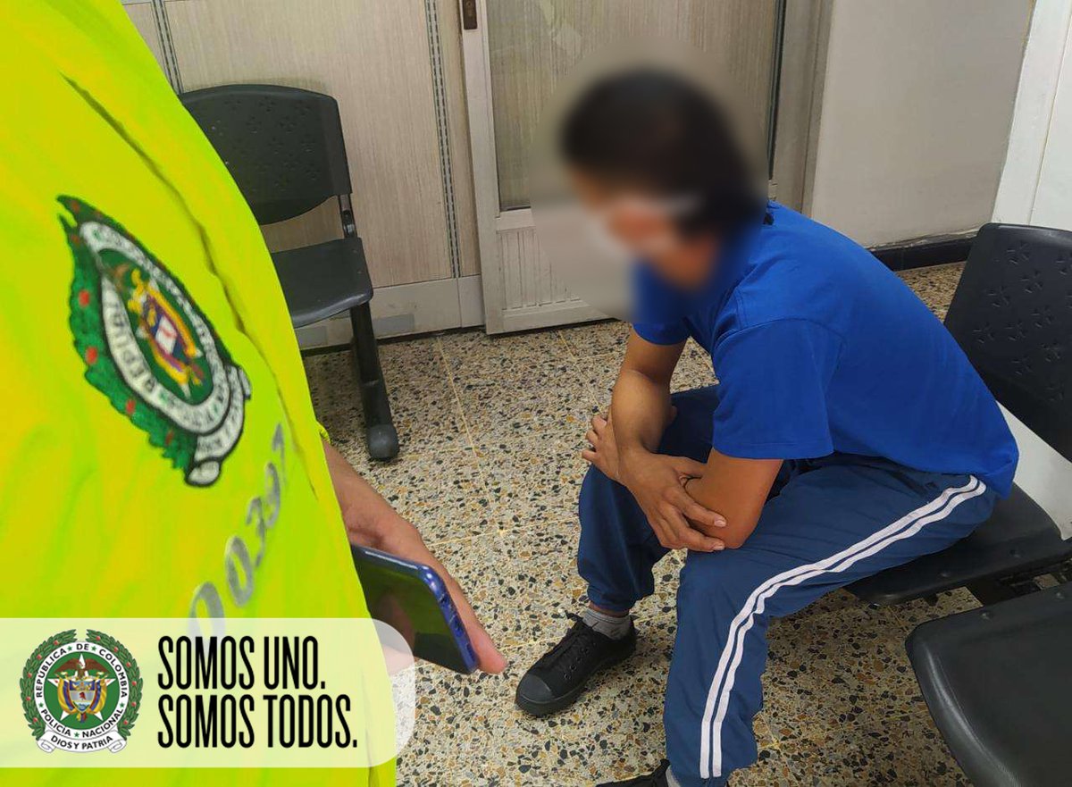 PoliciaDEMAM's tweet photo. En el barrio Primero de Mayo de #Barrancabermeja logramos la aprehensión en flagrancia de un menor de 17 años de edad por hurto, quien minutos antes habría intimidado con un arma de juguete a una joven que transitaba por el sector hurtándole un celular. #SomosUnoSomosTodos https://t.co/WgraodvH7K