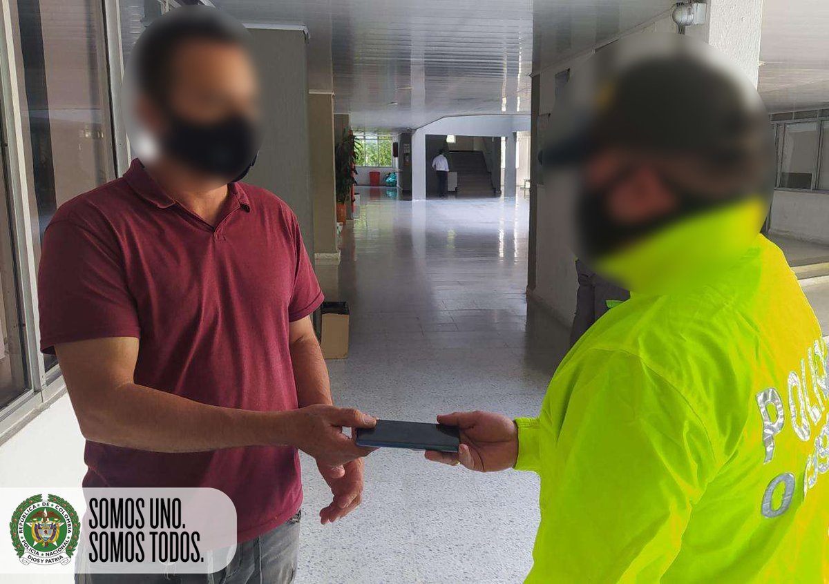 PoliciaDEMAM's tweet photo. En el barrio Primero de Mayo de #Barrancabermeja logramos la aprehensión en flagrancia de un menor de 17 años de edad por hurto, quien minutos antes habría intimidado con un arma de juguete a una joven que transitaba por el sector hurtándole un celular. #SomosUnoSomosTodos https://t.co/WgraodvH7K
