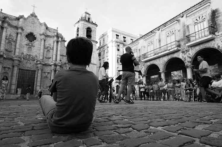 PLprensalatina's tweet photo. Para el fotógrafo italiano @FabrizioSansoni conocer a #Cuba 🇨🇺 y su gente en el ocaso de 2019, cuando #LaHabana celebraba el aniversario 500 de fundada, fue el clásico amor a primera vista. 

👉👉👉 https://t.co/RT9hlCC9su https://t.co/LF1KaxNCgl