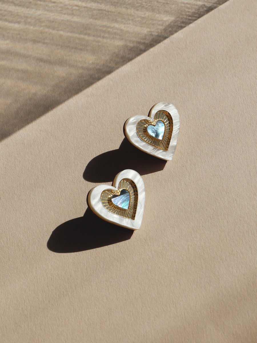 If you're looking for something special, we still have a few pieces of Limited Edition Reverie Hearts available, including these Ava Studs in Blue Mother of Pearl 💙
wolfandmoon.com/collections/re…