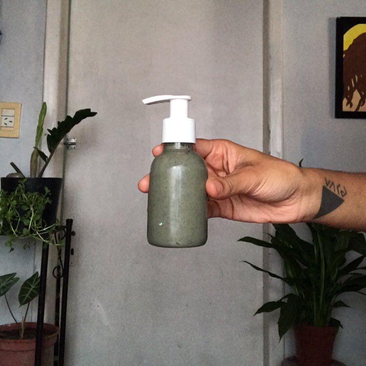 deniseandrxde's tweet photo. Lansei um sabonete líquido facial de R$3,00 pra vocês. 

Rt do amor ou do ódio. 💛 https://t.co/ulFDr9qpCx