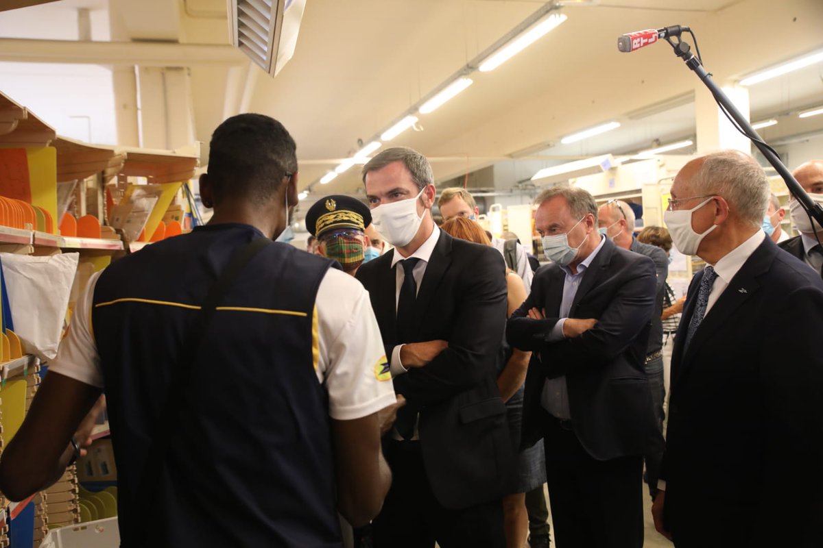Visite presse avec <a href="/olivierveran/">Olivier Véran</a> sur 2 sites postaux. A sa demande, <a href="/GroupeLaPoste/">La Poste Groupe</a> va distribuer 50 millions de masques au domicile des personnes en situation de précarité #servicepublic #COVID__19  #LaPoste