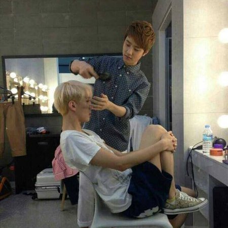 cherish_sehun94's tweet image. The way he sits has not changed over years now...! 😭😭😭 
#SEHUN #세훈 🐣✨♥️

2012.                           2020.