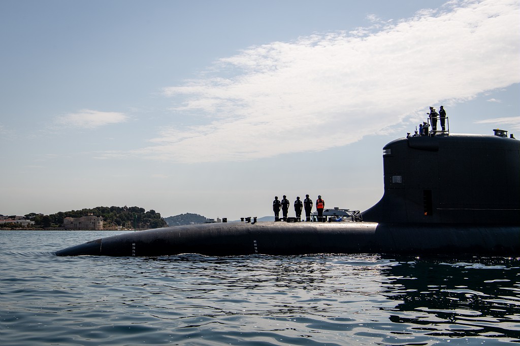navalgroup's tweet photo. [#THREAD] ⚓️ Le sous-marin nucléaire d'attaque (#SNA) #Suffren est arrivé à Toulon, son futur port d'attache ! 🌊 Après une 1ère série d'essais en Atlantique où il a pu démontrer son excellent comportement à la mer, le Suffren va désormais entamer la 2ème phase des tests. 👇👇 https://t.co/ZP2eP1FQpp