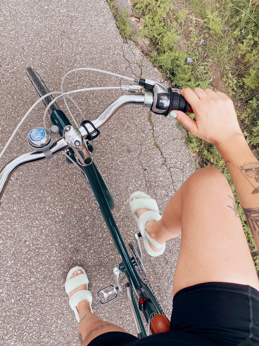 shedoesthecity's tweet photo. We’re zooming around Toronto and supporting small biz...in style!
Follow along TOMORROW 🚲👉 https://t.co/YtIaki9JVN
@UGG #UGGpartner #boldasfluff https://t.co/6lp3QseCcP