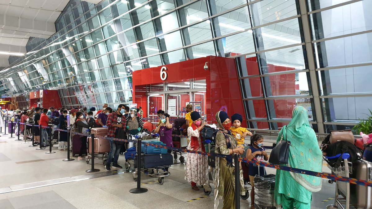 At DEL T3, dropping my daughter for the Lufthansa flight. Live observations: 1. Airlines are allocated specific gates. This is Gate 6, for Lufthansa (1/n)