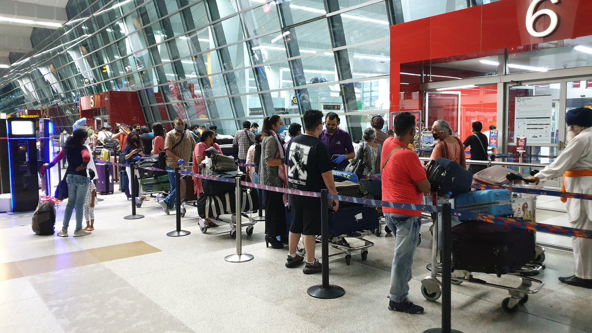 At DEL T3, dropping my daughter for the Lufthansa flight. Live observations: 1. Airlines are allocated specific gates. This is Gate 6, for Lufthansa (1/n)