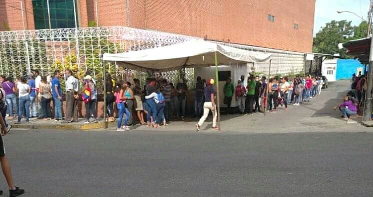 JeanCRodriguez_'s tweet photo. Hipocresía y falsedad caracterizan al chavismo. La imagen es para ingresar a lo que llaman UBV de Ocumare del Tuy donde está el punto del REP del CNE

Entonces, ¿ @HectoRodriguez y Genkerve Tovar, de qué sirve decretar la cuarentena y  controles de movilidad si no dan el ejemplo? https://t.co/XcGUHgLry7