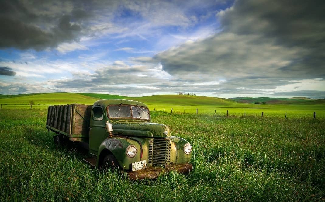 старые американские грузовики. кабина зил 130 заброшенная. камаз 5320 ржавый. грузовики в поле. грузовик на проселочной дороге.