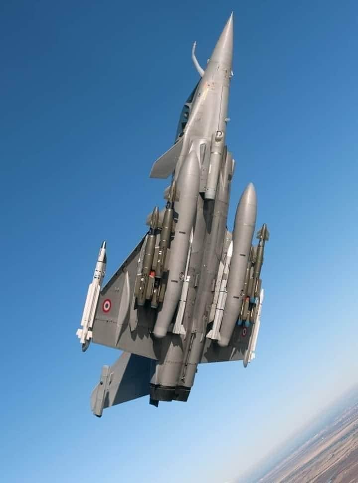 kamal_ji_singla's tweet photo. 29-07-20 कोई जोड़ो तो सही...
56" तो नहीं हो रहा...😁
💪🏻🇮🇳🚀
#Rafale https://t.co/7jNC4LeiA9