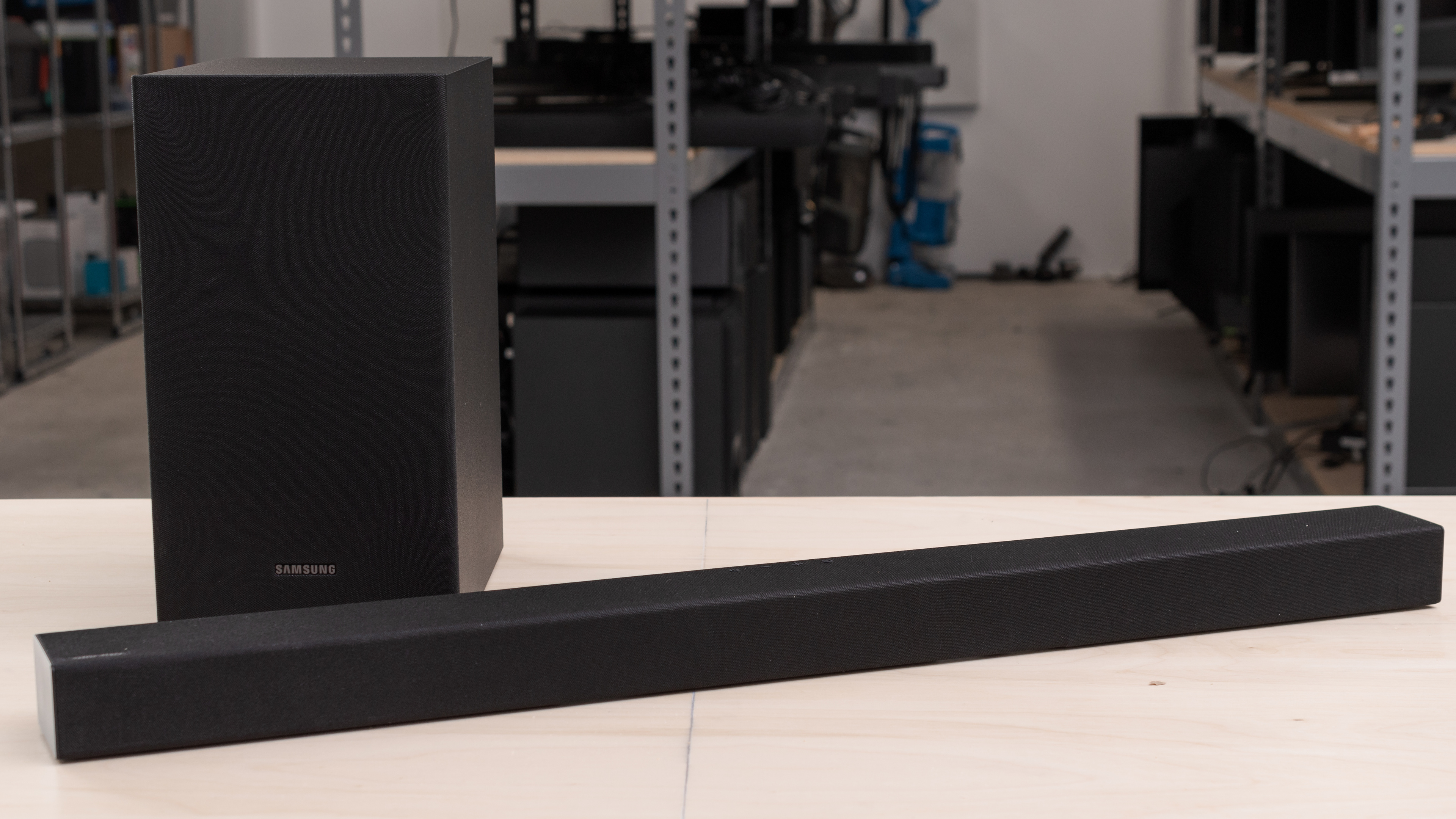 himmel forstørrelse Cornwall RTINGS.com on Twitter: "Looking for a simple 2.1 soundbar to upgrade from  your TV speakers? Check our review of the Samsung HW-T450 soundbar from the  2020 lineup! https://t.co/CtpYGJL70t https://t.co/gBeSwoicSL" / Twitter