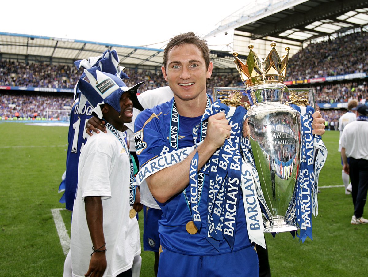 Under tricky circumstances, he returned to the club where he was a legend as a player... 648 matches 211 goals 13 trophies 13 seasons