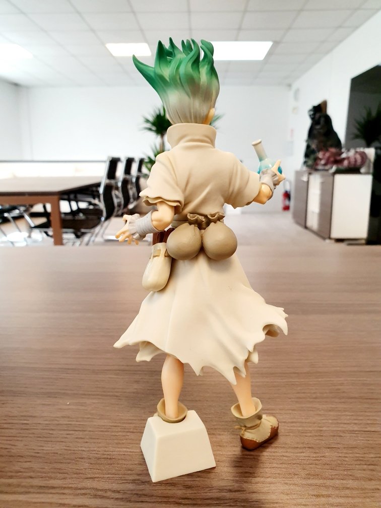Chibi Akihabara Pa Twitter Drstone Senku Ishigami Est Arrive Dans Nos Locaux Le Petit Genie Est Edite Par Banpresto Dans La Gamme Figureofstoneworld Elle Mesure 18cm Lien T Co No3n1jd4s1